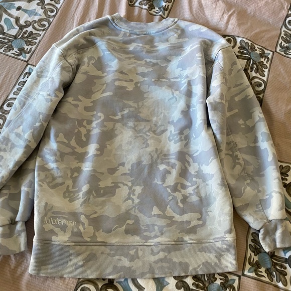 Lululemon “Perfectly Oversized Crew” Incognito Camo Alpine White Multi - Picture 3 of 6